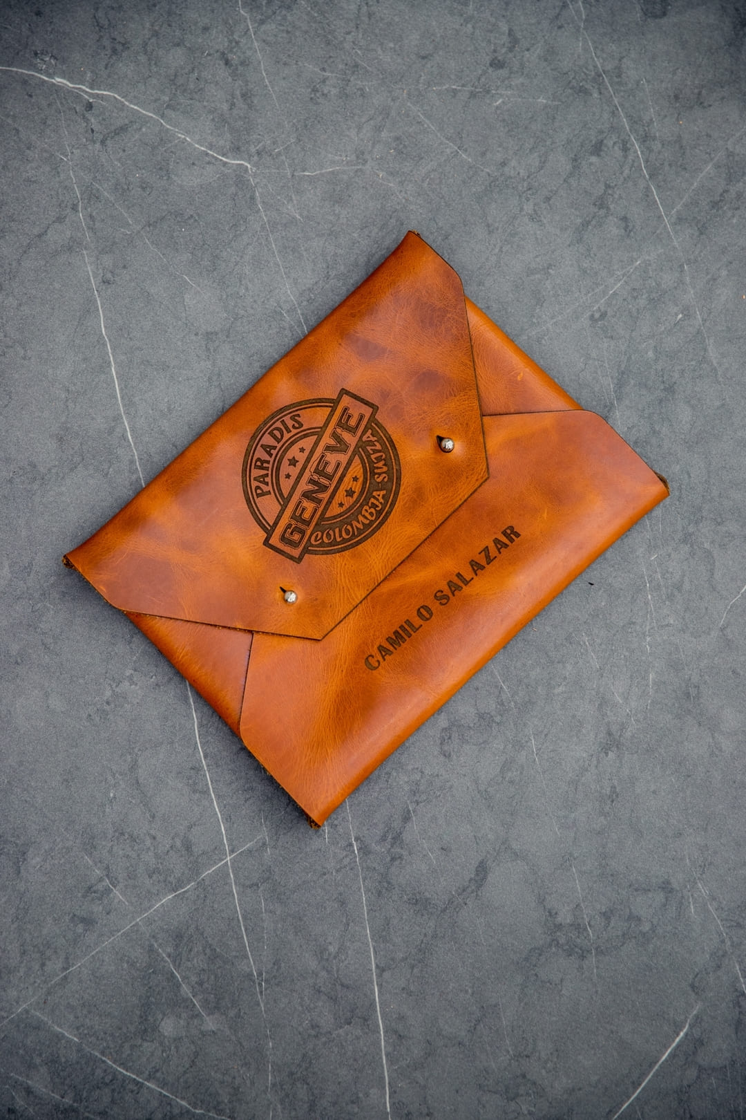 Sobre clutch de cuero personalizado