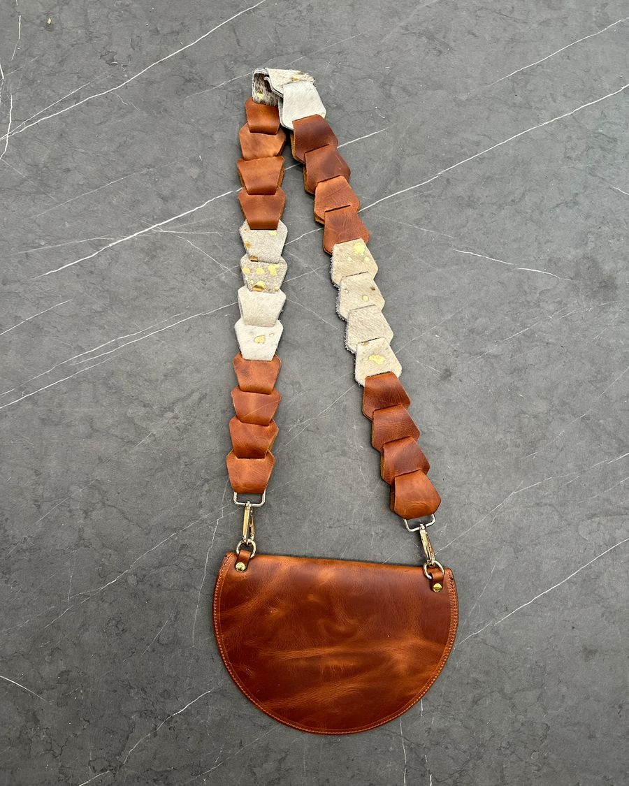 Bolso media luna de cuero liso