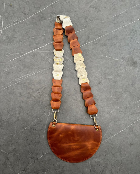 Bolso media luna de cuero liso