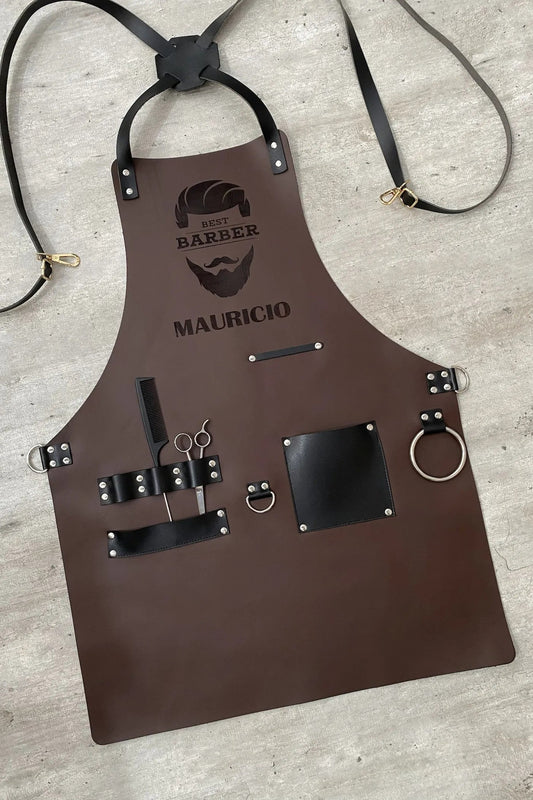 Delantal para barbero en cuero café con presillas para tijeras y peinilla, bolsillo negro, argollas y el nombre Mauricio grabado
