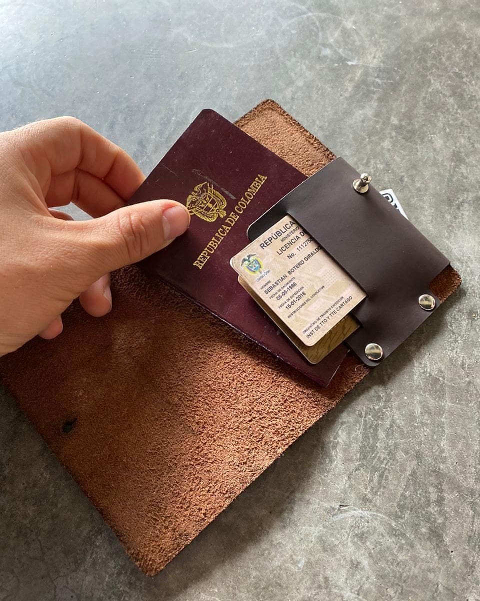 Porta pasaporte doble de cuero personalizado (2x1) - foto 3