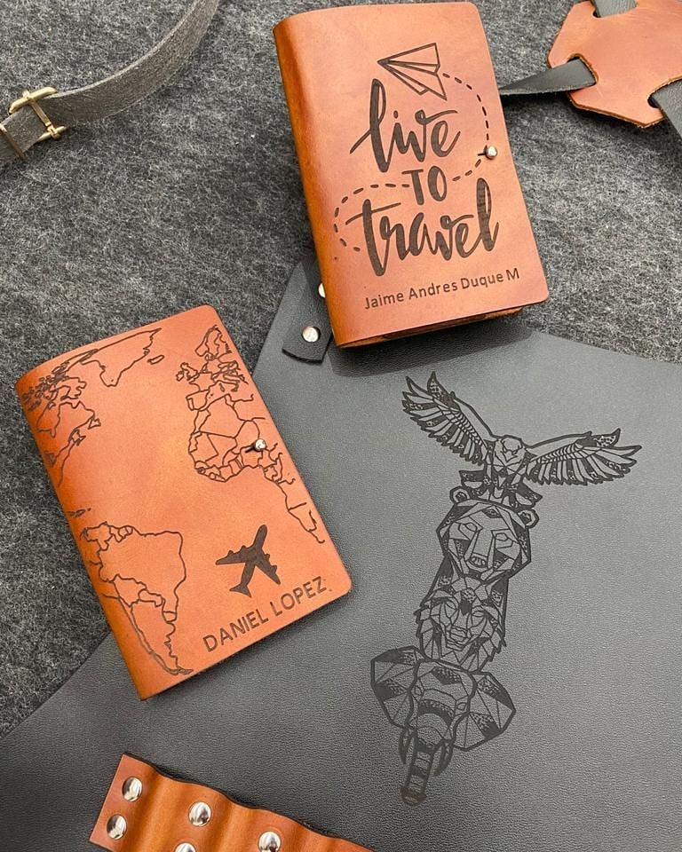Porta pasaporte de cuero personalizado (2x1)